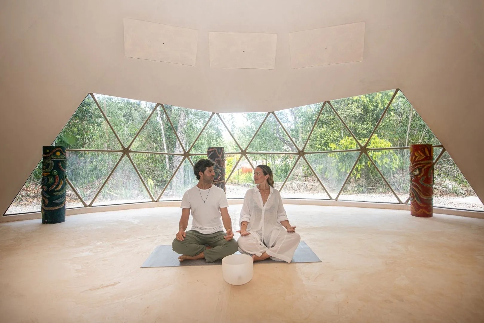 Pareja meditando en un espacio amplio durante el retiro